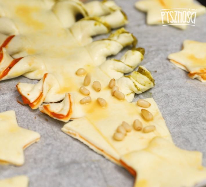 Choinka z ciasta francuskiego z pesto- Pyszności