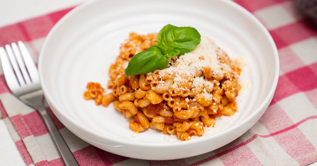 Makaron z różowym sosem. Tym daniem żyje cały Internet