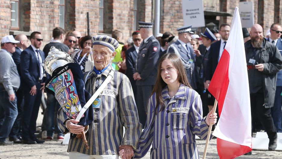2018 rok, Oświęcim. Edward Mosberg na Marszu Żywych wraz ze swoją wnuczką.