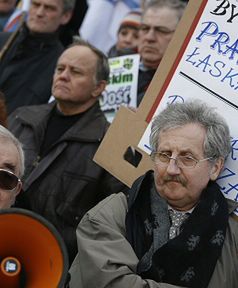 Emeryci i renciści protestują przeciw zahamowaniu waloryzacji