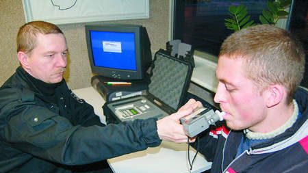 Sławomir Ossowski, dowódca zmiany Ochrony i Ratownictwa IP, bada alkomatem Roberta Goździka