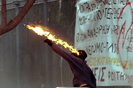 Kamieniami w budynek rządu - zamieszki w Atenach trwają