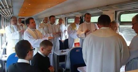 Księża przerobili wagon pociągu na kaplicę. Odprawili mszę świętą