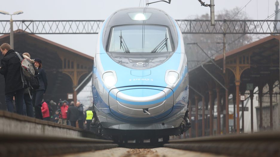 W Tarnowie maszynista cudem wyhamował przed zaporą na torach