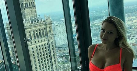 Półnanga Ola Ciupa pręży się na tle Pałacu Kultury. Ciężko odwórcić od niej wzrok