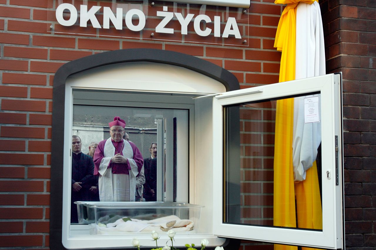 Dziecko we wrocławskim oknie życia. Stan chłopca jest "dobry"