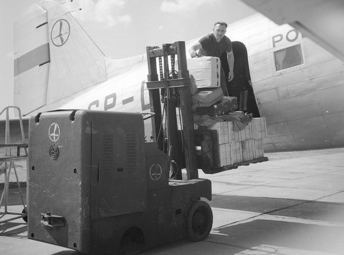 Pakowanie walizek do luku w 1955 r.