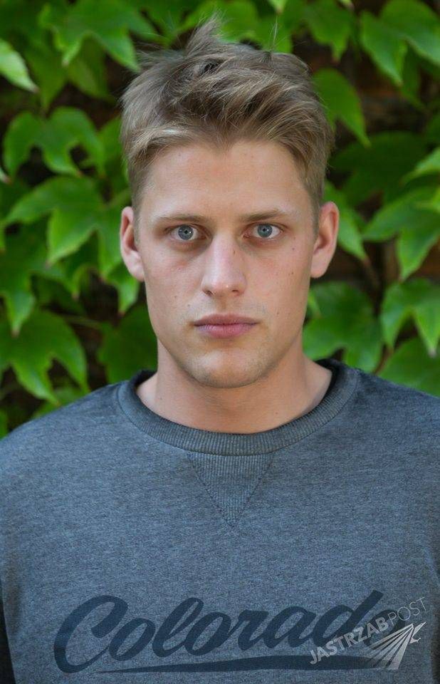 <h1>Jakob Kosel z Top Model 5</h1>
<ul>
	<li><strong>Wiek:</strong> 23 lata</li>
	<li><strong>Miasto:</strong> Częstochowa</li>

</ul>
<strong><a href="https://jastrzabpost.pl/tag/jakob-kosel" target="_blank">Jakob Kosel</a> </strong>lubi być w centrum uwagi, <strong>uważa się za ideał piękna</strong>, ma ogromne powodzenie u kobiet, ale<strong> jest wierny swojej dziewczynie</strong>.

Jego rodzice wyjechali do Niemiec za pracą i tam też urodził się Jakob i jego rodzeństwo.

Obecnie mieszka w Katowicach, gdzie studiuje na AWF.

<strong>Cała rodzina Jakoba kocha sport</strong>. On sam jest ratownikiem, instruktorem pływania, kończy kurs trenera personalnego. Trenował pływanie, przerwał jednak karierę sportową przez młodzieńczy bunt (chociaż ponoć starszy brat łobuzował się bardziej).

<strong>Zobacz: <a title="Permalink to Oto finałowa 14-stka Top Model 5! To wśród nich jest zwycięzca" href="https://jastrzabpost.pl/newsy/finalowa-14-stka-top-model-5-uczestnicy-5-edycji-top-model_174285.html" rel="bookmark">Finaliści Top Model 5! Poznaj całą 14-stkę</a></strong>