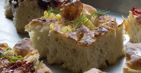 Poczujesz się jak na wakacjach we Włoszech. Aromatyczna focaccia w prostym przepisie