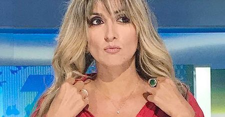 Karolina Szostak w króciutkiej mini zagrzewała Polaków do baju! Co za kształty!