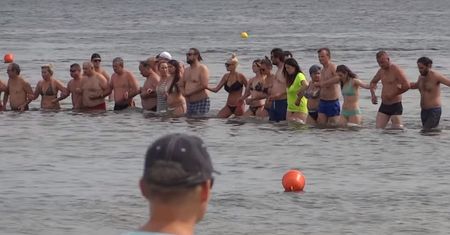 Sopot. Plażowicze utworzyli "łańcuch życia". Ratowali 6-latka