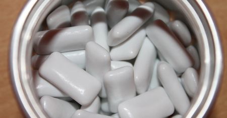 Natychmiast wypluj gumę do żucia. Inaczej grozi ci choroba