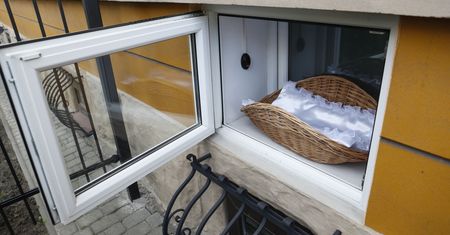 Katowice. Ojciec bez wiedzy matki zostawił trzyletnią córkę w oknie życia
