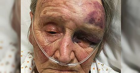Wyciągnął 88-latkę z łóżka i brutalnie pobił. W szoku byli nawet policjanci