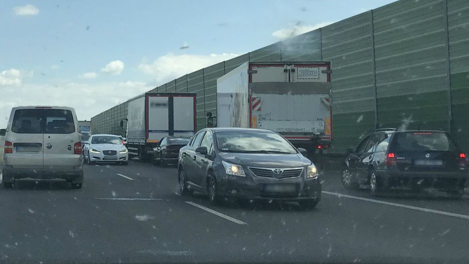 Kierowcy zablokowali korytarz życia na A1