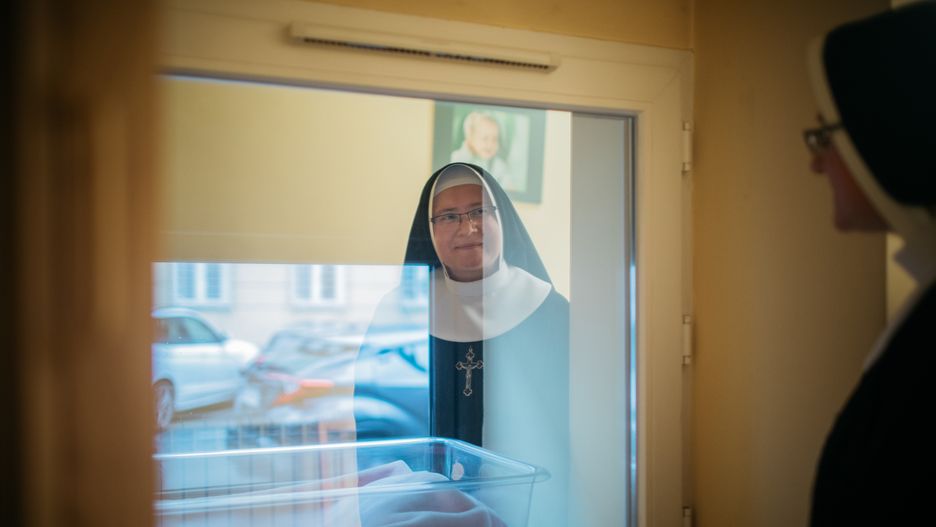 Siostra Barbara Król opiekuje się oknem życia