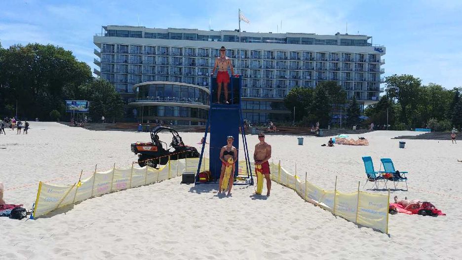 Ratownicy WOPR na plaży w Kołobrzegu