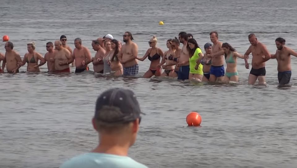 Sopot. Plażowicze utworzyli "łańcuch życia". Ratowali 6-latka