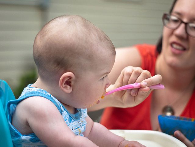 6 miesiąc życia niemowlaka to dobry moment na wprowadzenie stałych pokarmów 