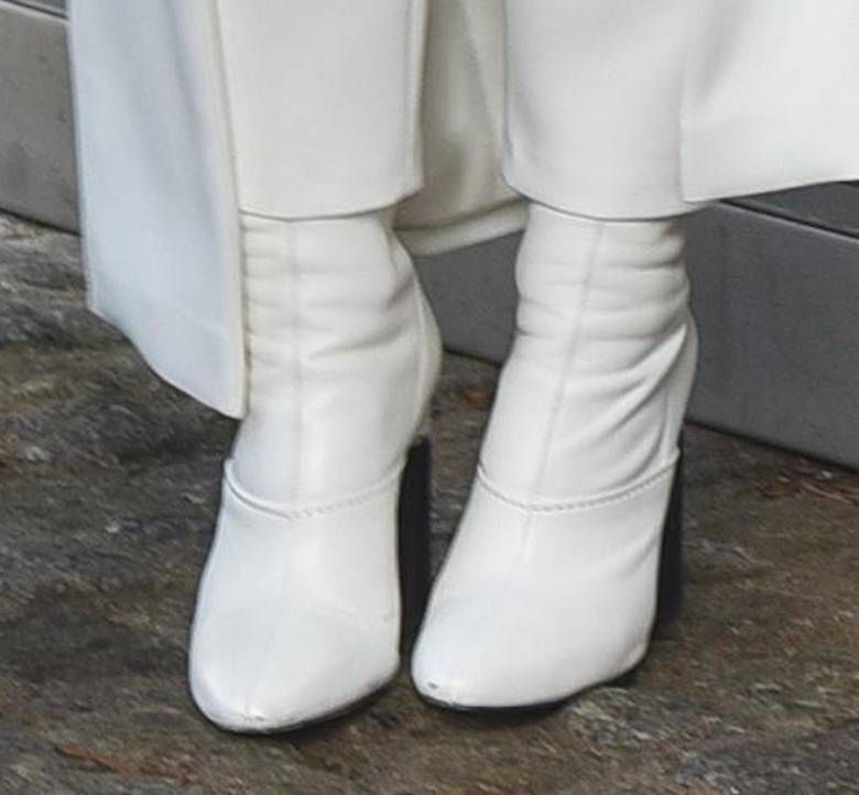 Marina Łuczenko w białej stylizacji