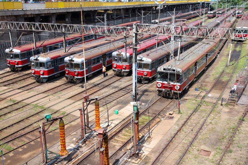 Pasażerowie na stacjach kolejowych w Polsce. Tłumy i kompletne pustki