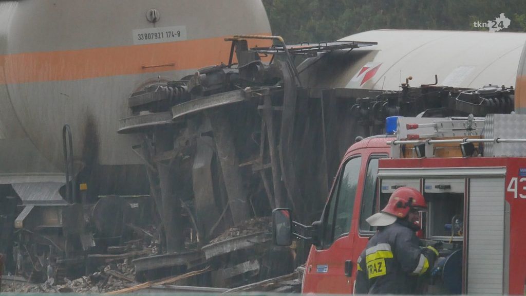 Świętokrzyskie: pociąg z cysternami z gazem zderzył się z ciężarówką. Jedna osoba jest ranna
