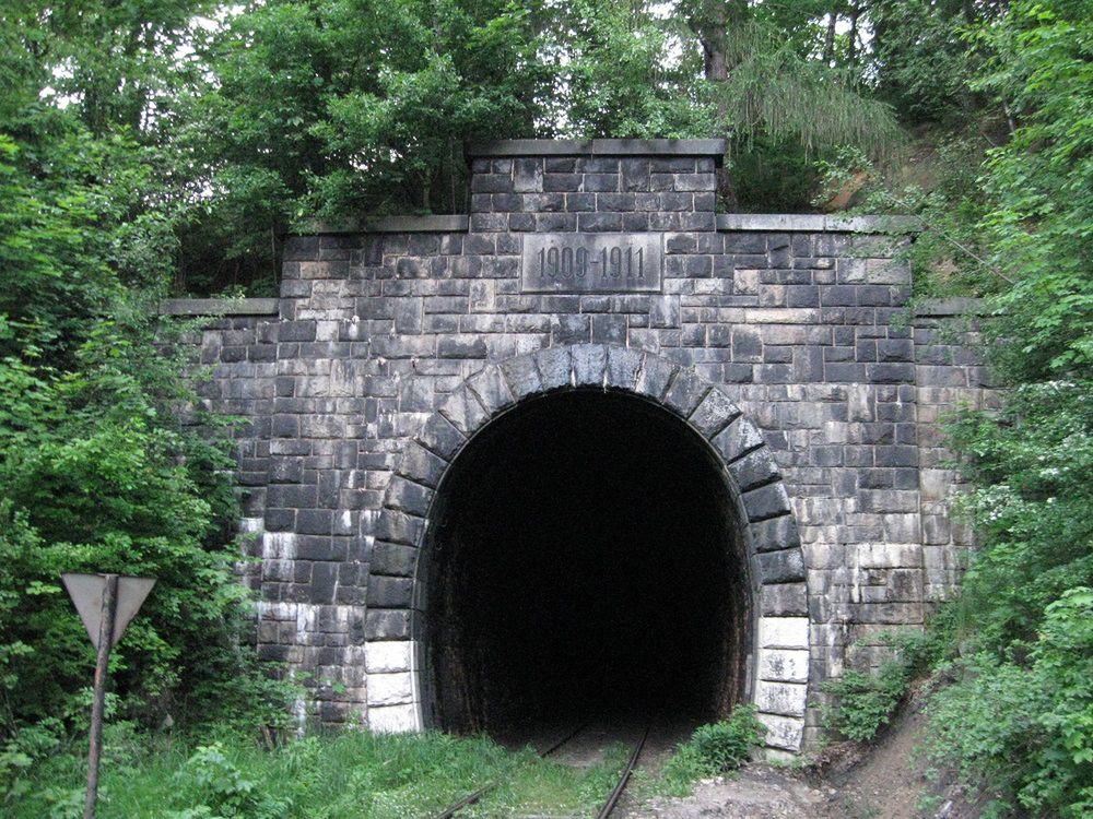 Najdłuższy kolejowy tunel w Polsce. Właśnie jest remontowany