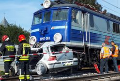 Ominęła rogatki, wjechała pod pociąg