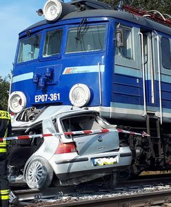 Ominęła rogatki, wjechała pod pociąg