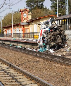 Śmiertelny wypadek karetki w Puszczykowie. Kierowca z zarzutami