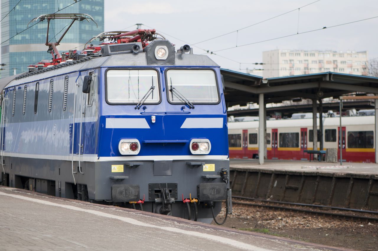 Dwa pociągi na tym samym torze. 100 metrów od czołowego zderzenia