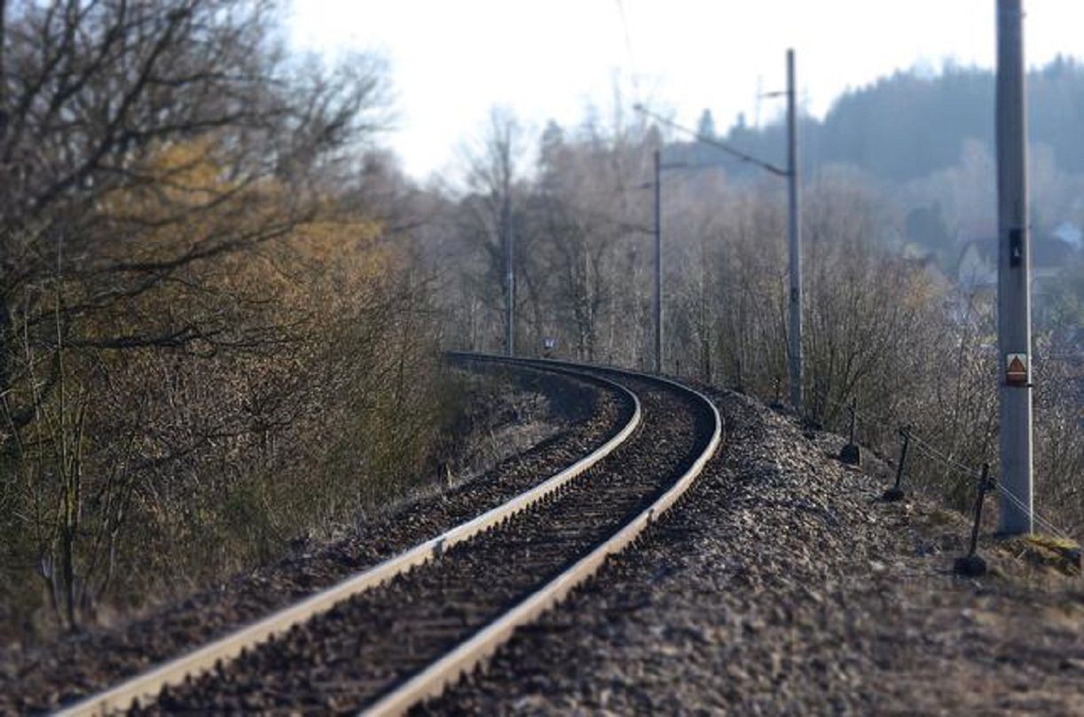 Śmiertelny wypadek na Mazowszu. Samochód dostawczy wjechał pod pociąg