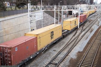 Pierwszy od tygodni pociąg z Wuhan przejedzie przez Polskę. W kontenerach przede wszystkim maseczki