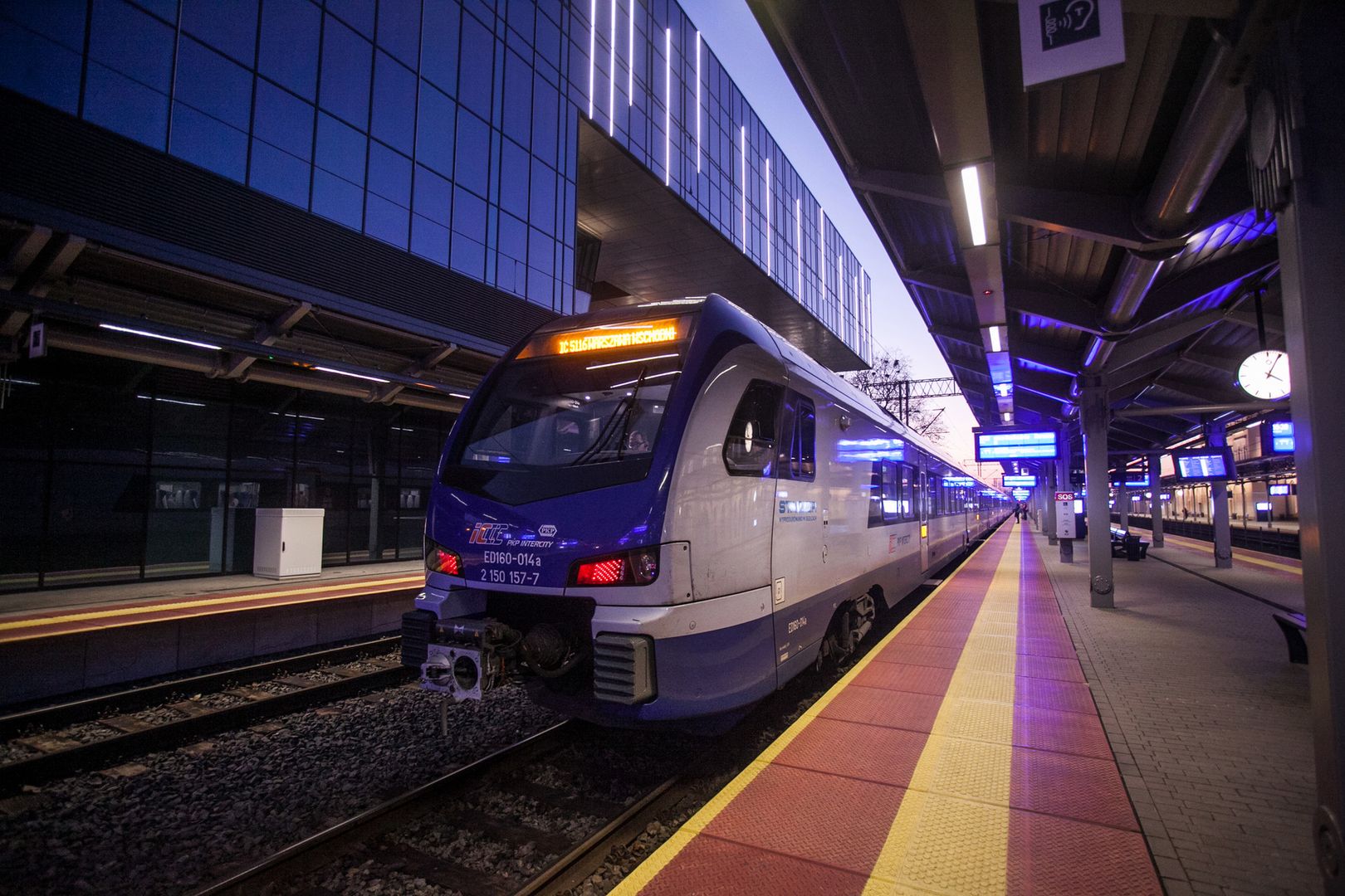 05.12.2016 BYDGOSZCZ DWORZEC PKP POCIAG INTERCITY FLIRT FOT. FILIP KOWALKOWSKI/POLSKA PRESS