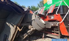 Pociąg zmiażdżył busa na Dolnym Śląsku. Kierowca rozmawiał przez komórkę