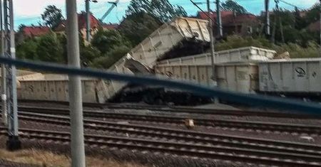 Dolny Śląsk. W Malczycach wykoleił się pociąg.  Z torów wypadła lokomotywa i 7 wagonów