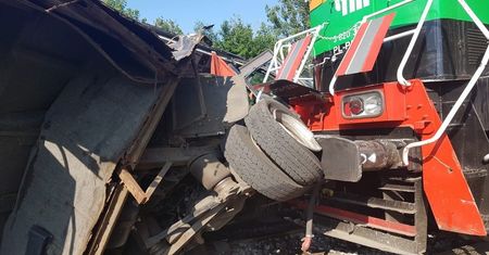 Pociąg zmiażdżył busa na Dolnym Śląsku. Kierowca rozmawiał przez komórkę