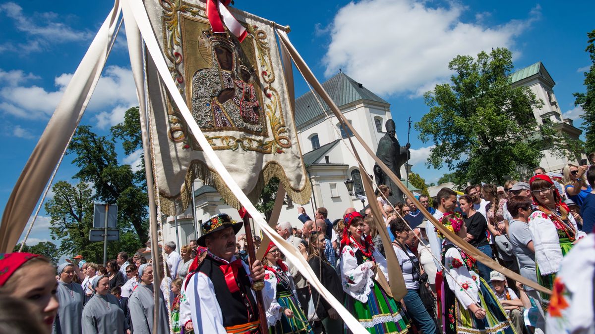 Boże Ciało 2019 a zakaz handlu. Na zdj. procesja w Łowiczu (2017 r.)
