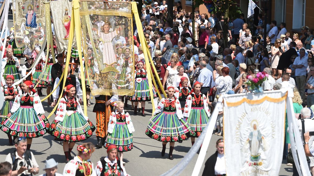 Boże Ciało - jedno z najważniejszych świąt w Kościele katolickim. Procesja w Łowiczu (2018 r.)