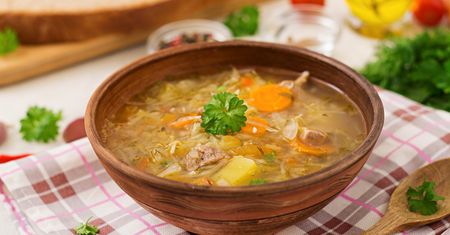 Zupa kapuściana – charakterystyka i właściwości. Jak ją zrobić?