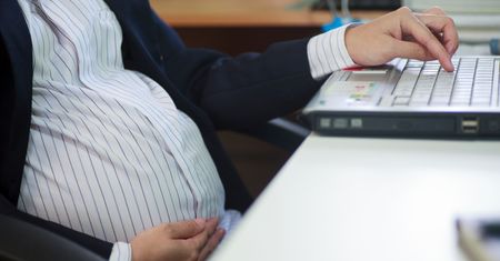 Lekarze chcą, by ciężarna kobieta poszła na zwolnienie. Powodem jest praca w biurze typu open space