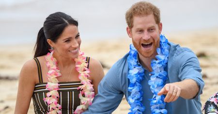 Harry nie przestaje czule głaskać Meghan po dłoni. Ten gest nie jest bez znaczenia