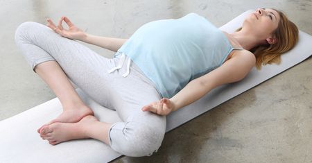Joga w ciąży. Ćwiczenia w pierwszym, drugim i trzecim trymestrze