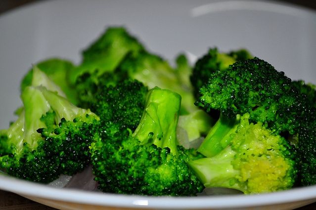Brokuły można spożywać na surowo, jako dodatek do sałatek