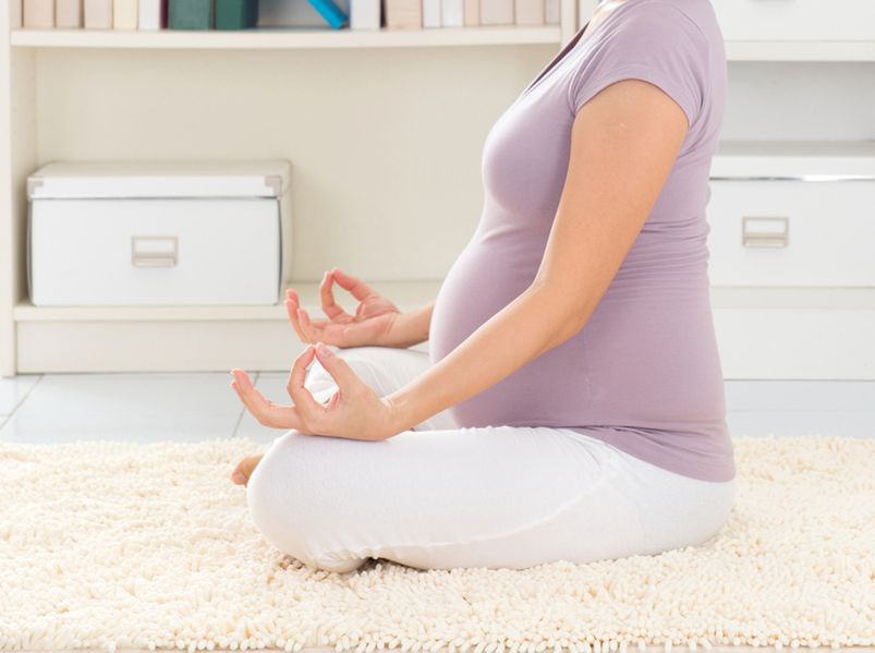 Joga w ciąży to świetny sposób na zniwelowanie dolegliwości bólowych kręgosłupa.