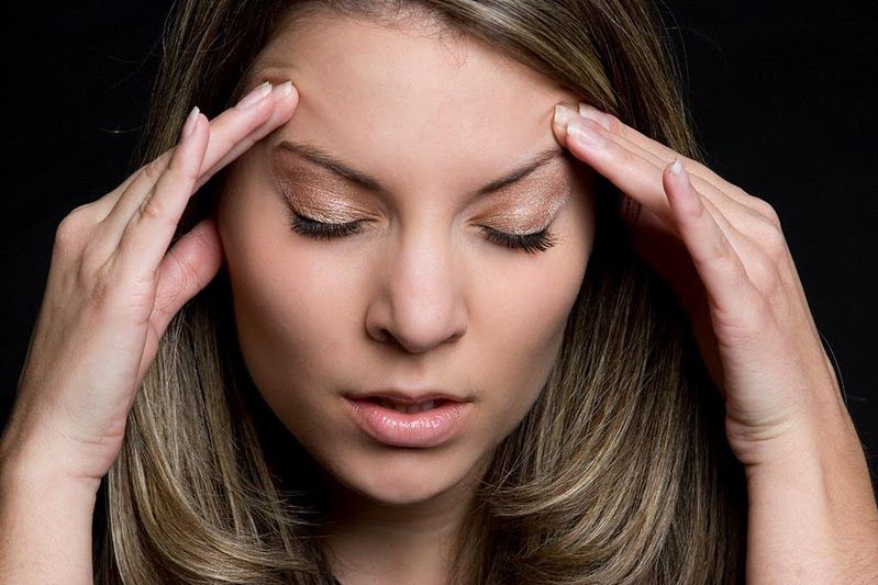 W pierwszym trymestrze ciąży ból głowy może być wywołany przez zmiany hormonalne.