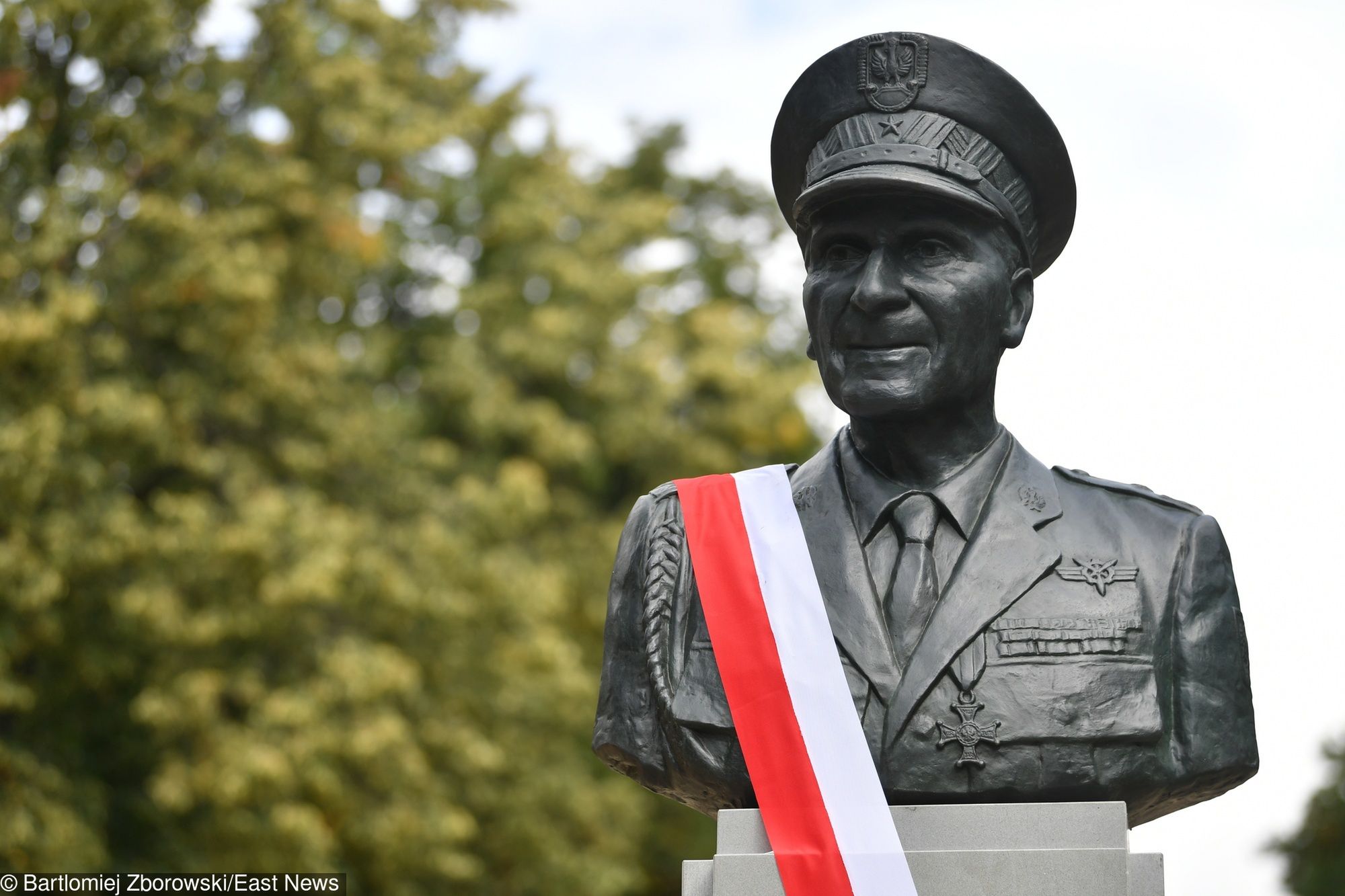 Pomnik gen. Zbigniewa Ścibor-Rylskiego stanął w parku im. Marszałka Edwarda Rydza- Śmigłego