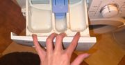 Najszybszy sposób na umycie szuflady z pralki. Pleśń i kamień znika w parę sekund