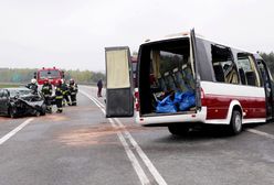 Czołowe zderzenie busa i samochodu osobowego na trasie do lotniska. Nie żyje kierowca
