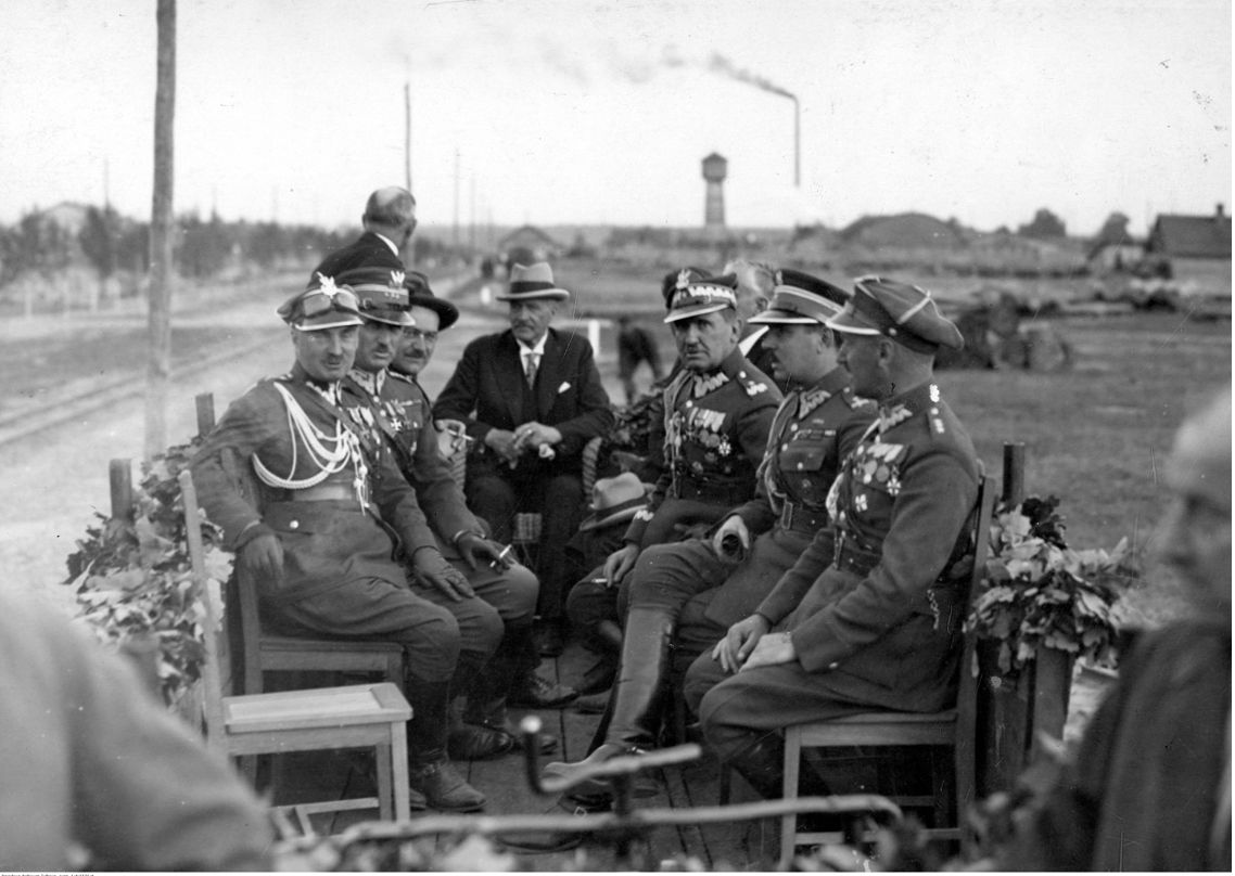 Prezydent Ignacy Mościcki (w środku) z wizytą u księcia Janusza Radziwiłła w Ołyce, 1929 rok 